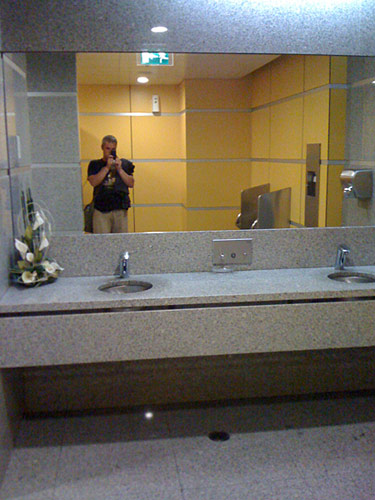 По нужде в различных уголках Мира (фото)